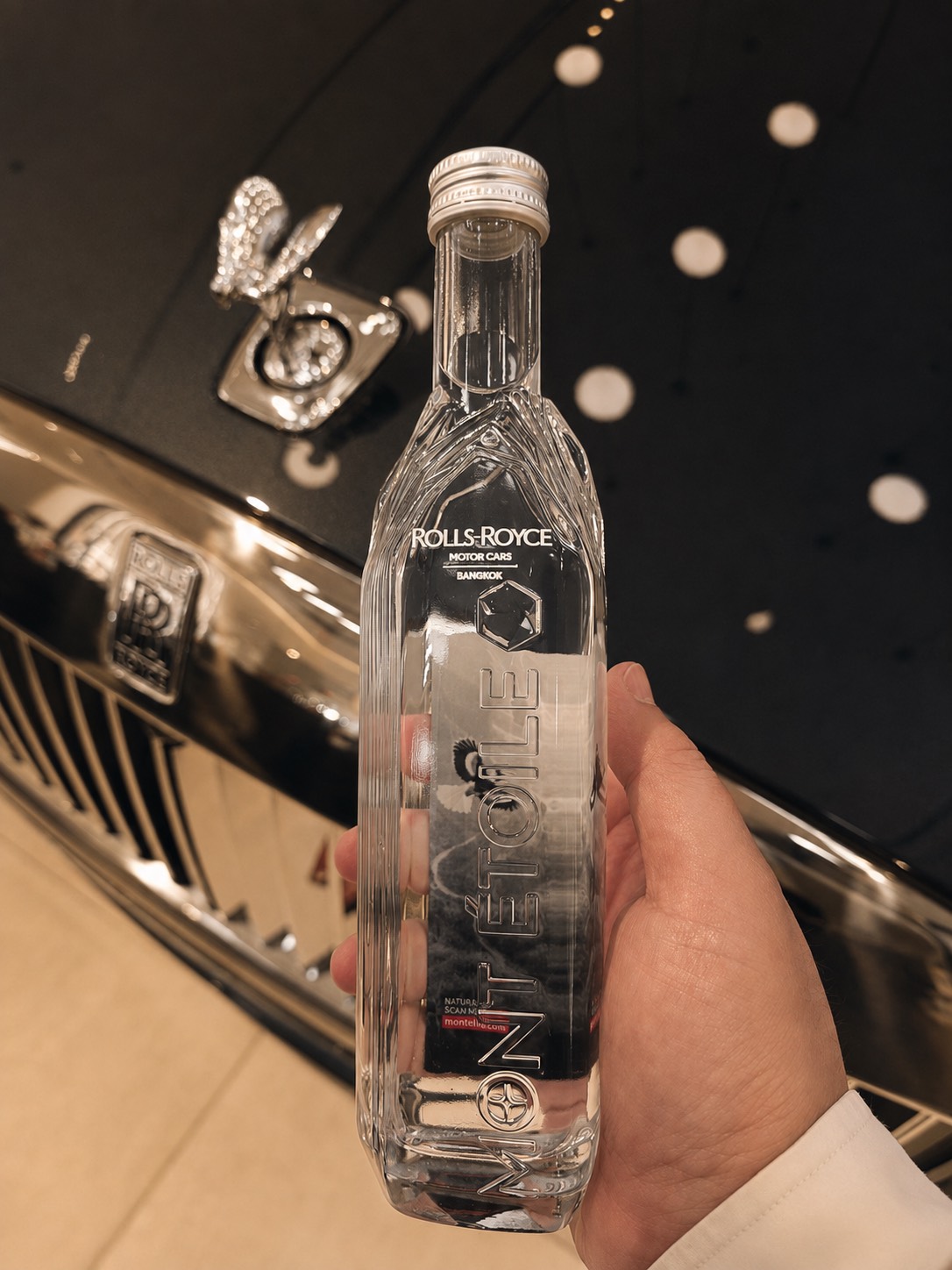 ขวดน้ำแร่ MONT ÉTOILE ด้านหน้ารถ Rolls-Royce